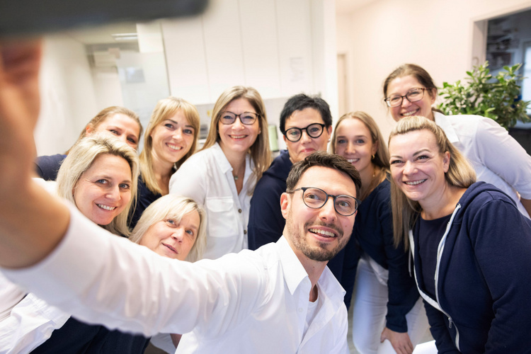 Praxisteam der Diabetespraxis Bodensee macht Selfie